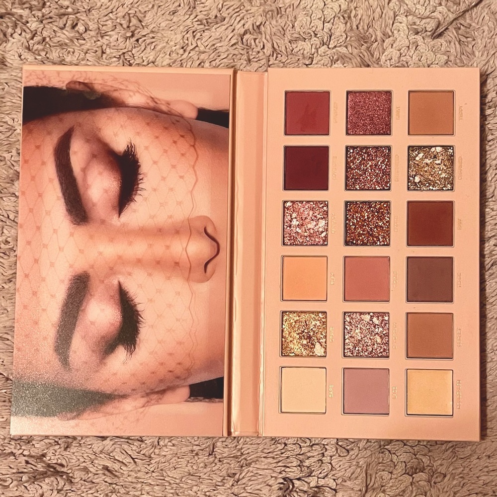 HUDA BEAUTY nude eyeshadow palette